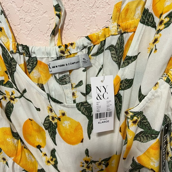 White dress with lemons - Picture 2 of 4